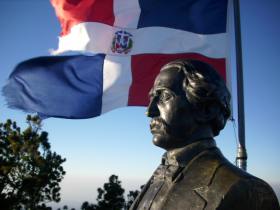 flag dominican and duarte statue