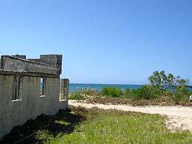 Building lot, old house and the beach