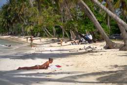 Hübsche Frau am Strand macht Urlaub in der Dominikanischen Republik